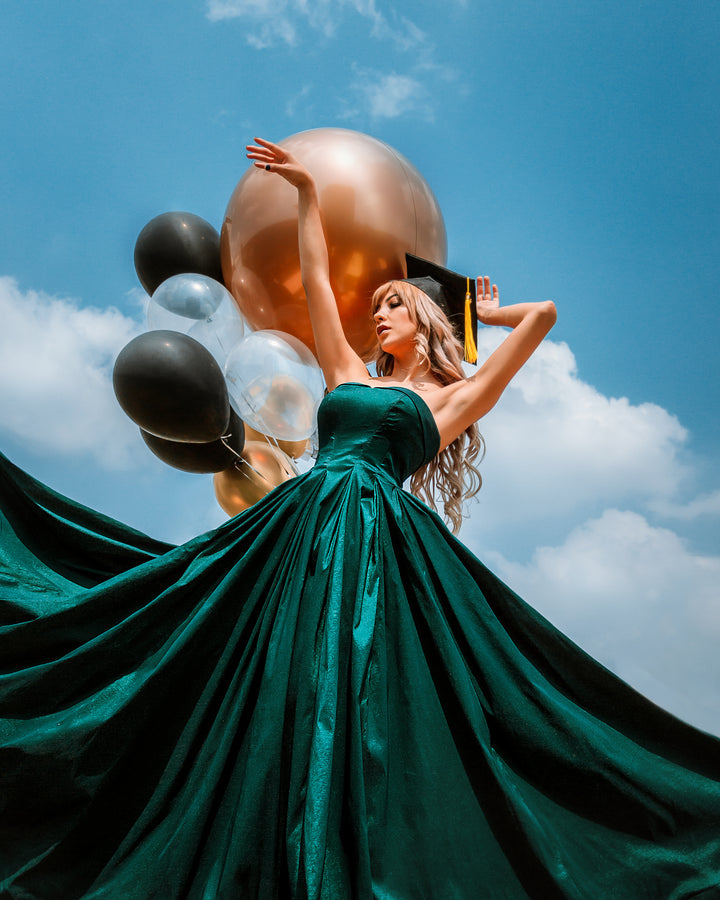 Vestido largo verde esmeralda con escote corazón y falda amplia