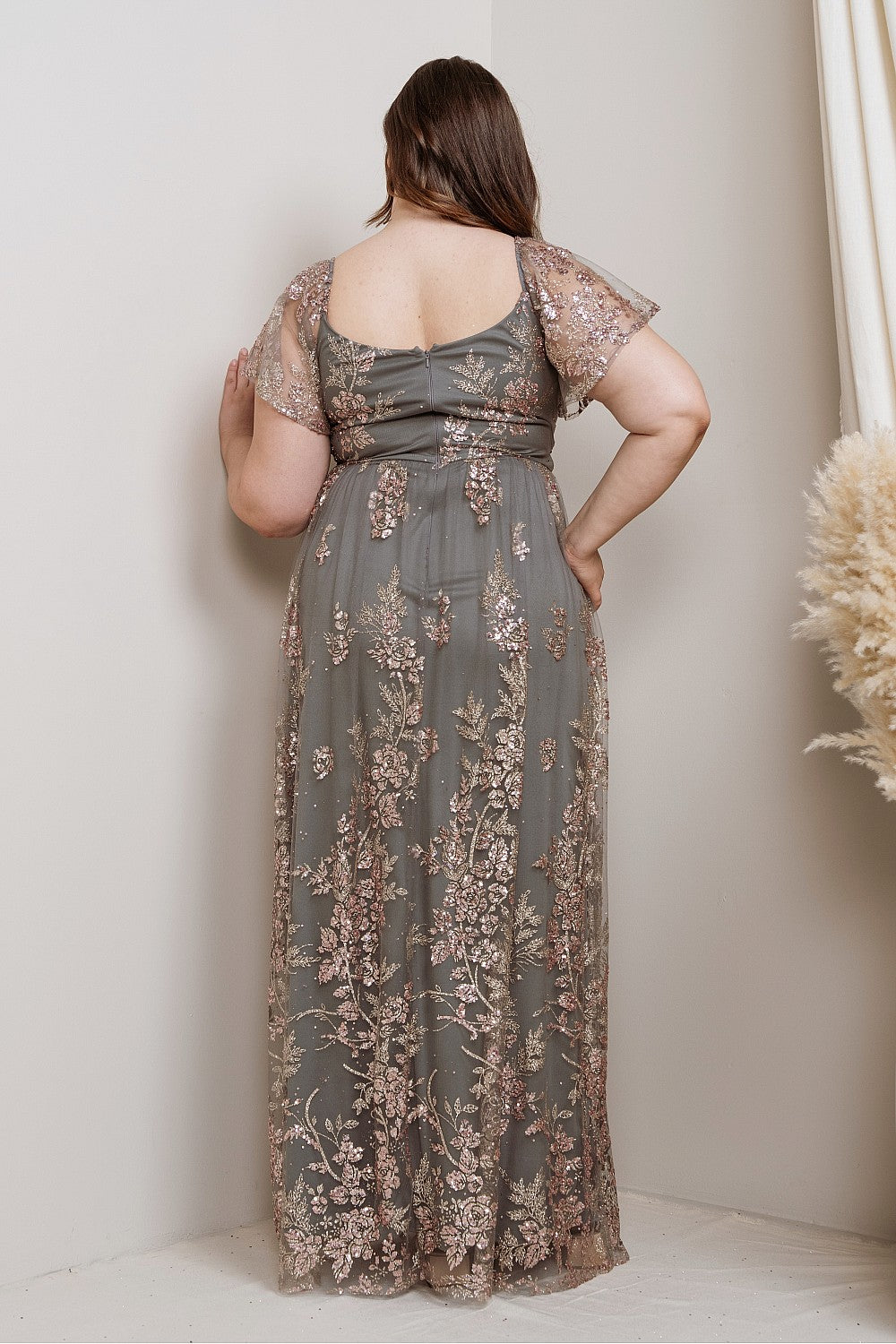 Vestido de noche Samira dorado bordado curvy