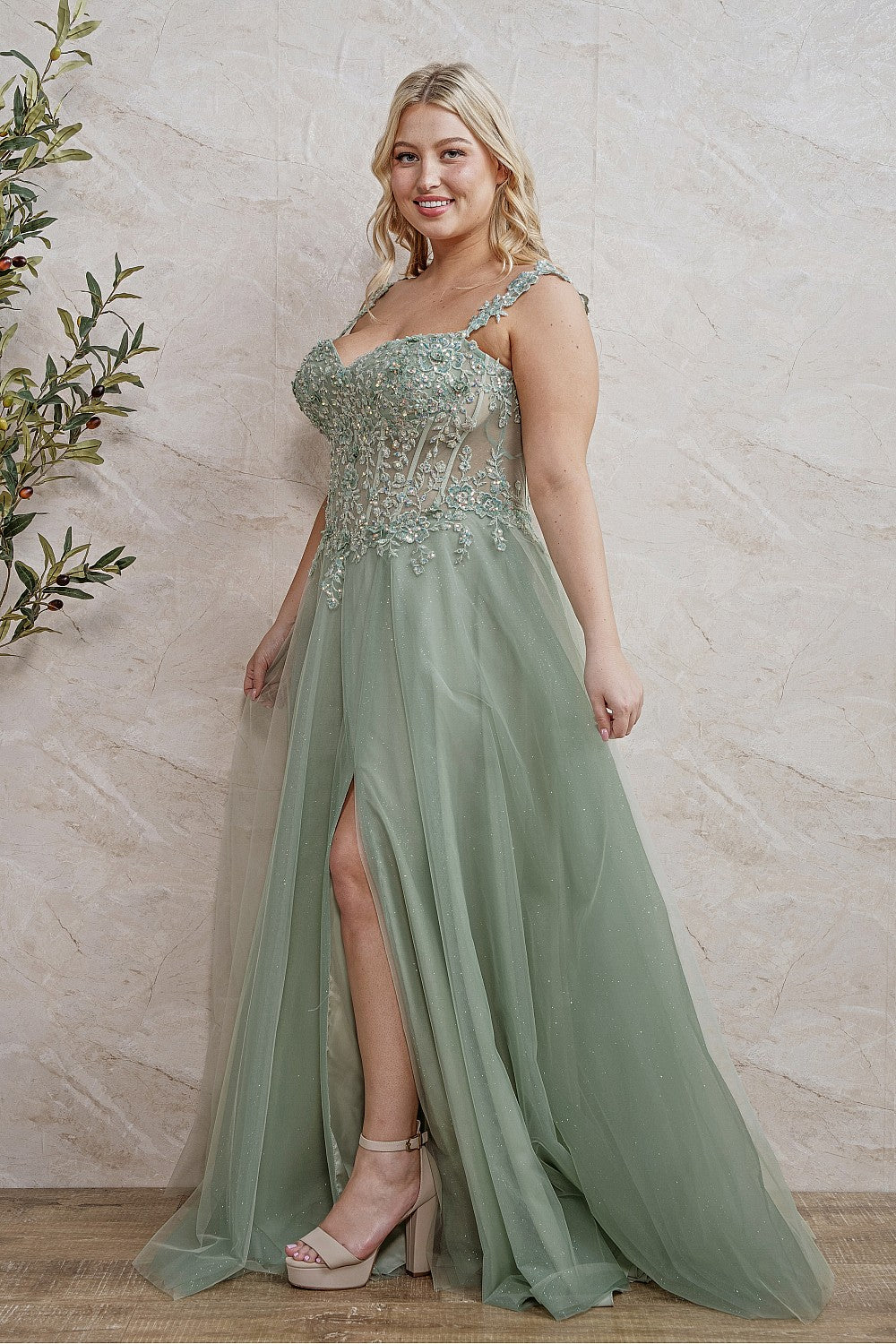 Vestido de noche Valentina verde salvia pedrería y floral curvy