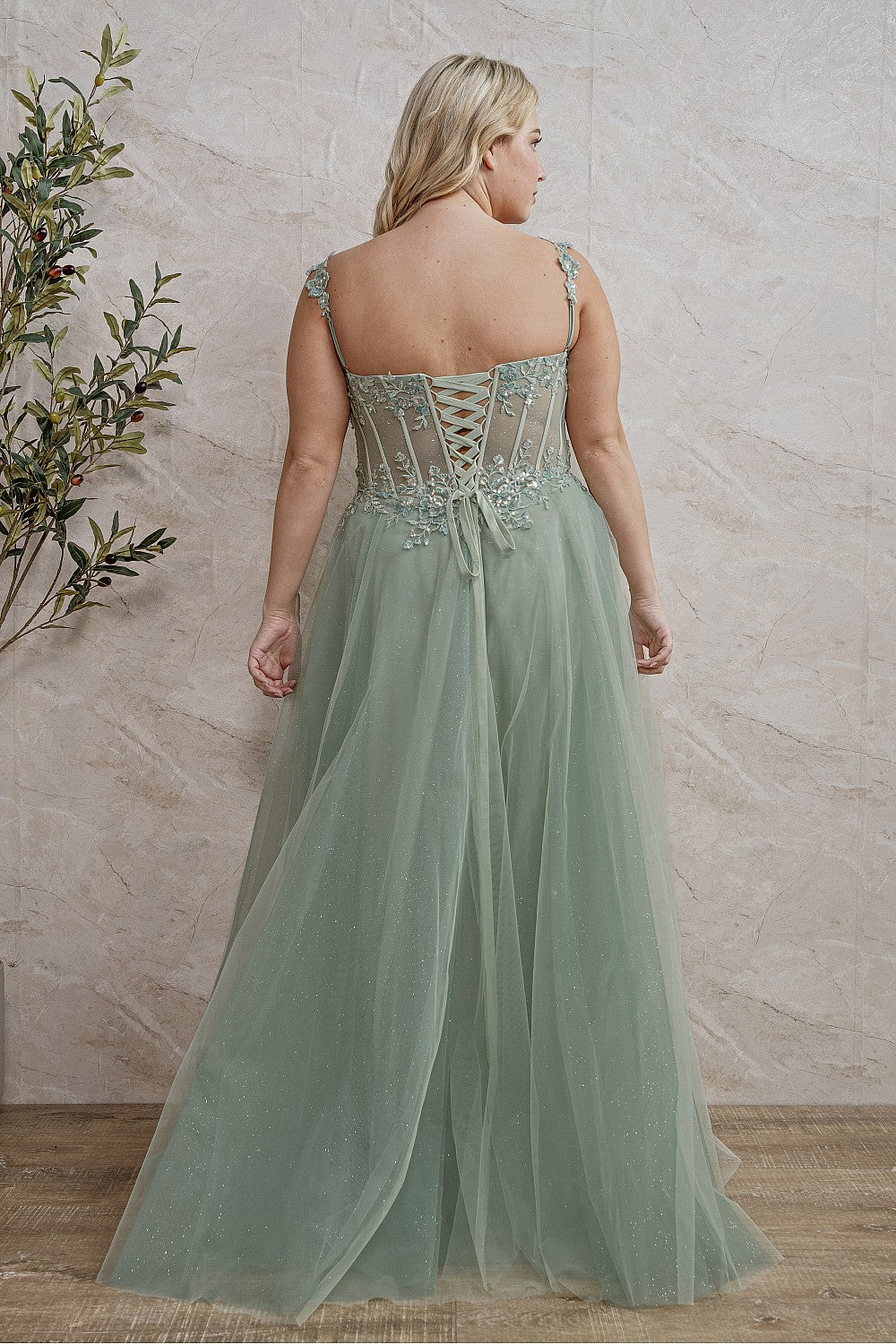 Vestido de noche Valentina verde salvia pedrería y floral curvy