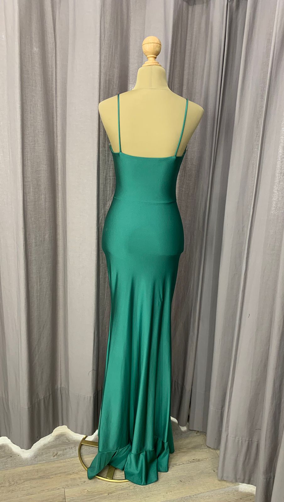 VESTIDO ESMERALDA LISO CON TIRANTES DELGADOS